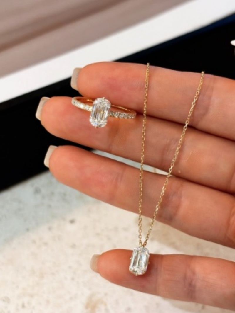 New arrival: 18K gold lab-grown diamond pendant ring