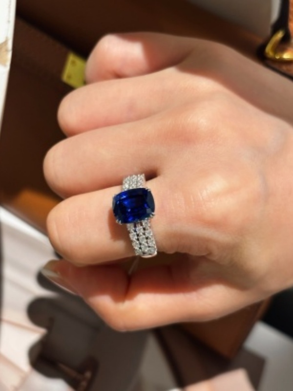New arrival: 18K white gold lab-grown colored gemstone ring