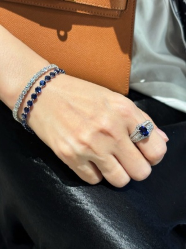 New arrival: 18K white gold lab-grown colored gemstone ring