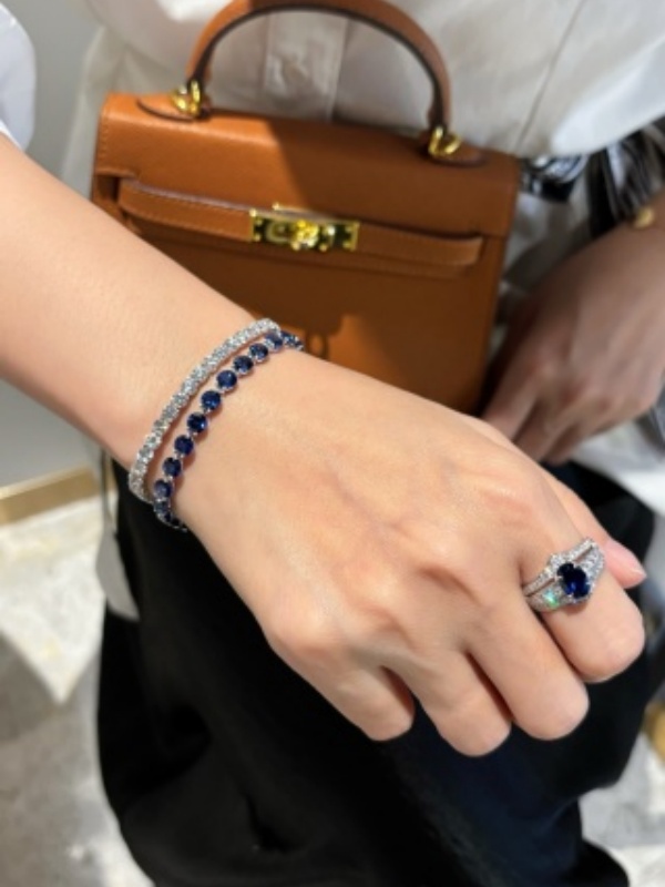 New arrival: 18K white gold lab-grown colored gemstone bracelet